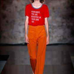 Estilismo con camiseta roja y pantalón naranja de Lebor Gabala de la temporada primavera/verano 2018