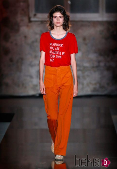 Estilismo con camiseta roja y pantalón naranja de Lebor Gabala de la temporada primavera/verano 2018