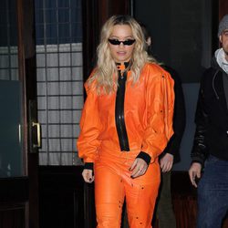 Rita Ora con un chándal naranja