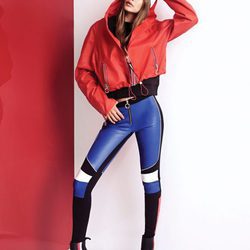 Gigi Hadid posa con unos pantalones de cuero azules para la colección de TommyXGigi Primavera 2018