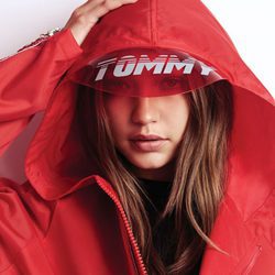 Gigi Hadid posa con una visera roja para la colección de TommyXGigi Primavera 2018