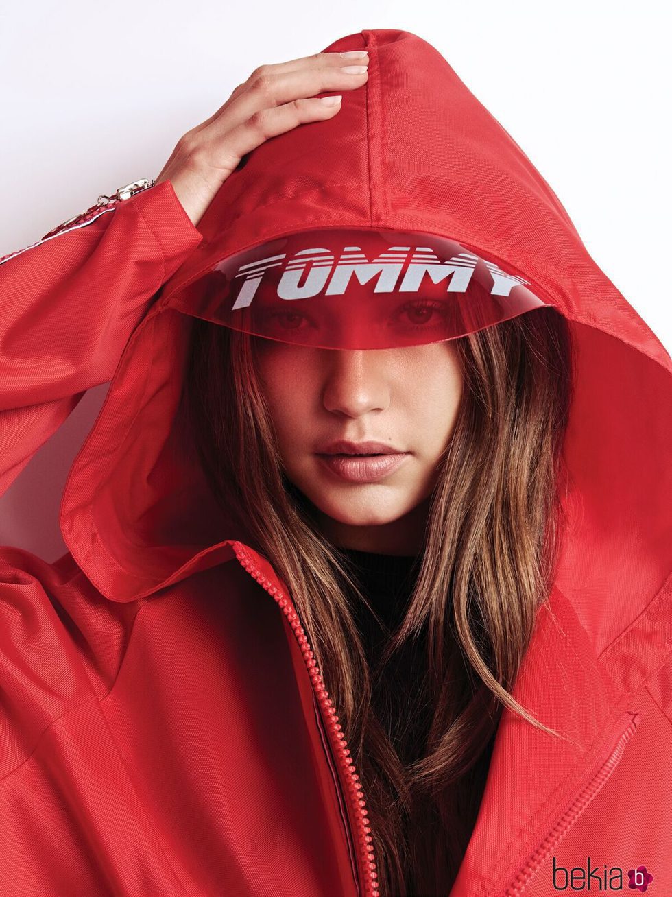 Gigi Hadid posa con una visera roja para la colección de TommyXGigi Primavera 2018