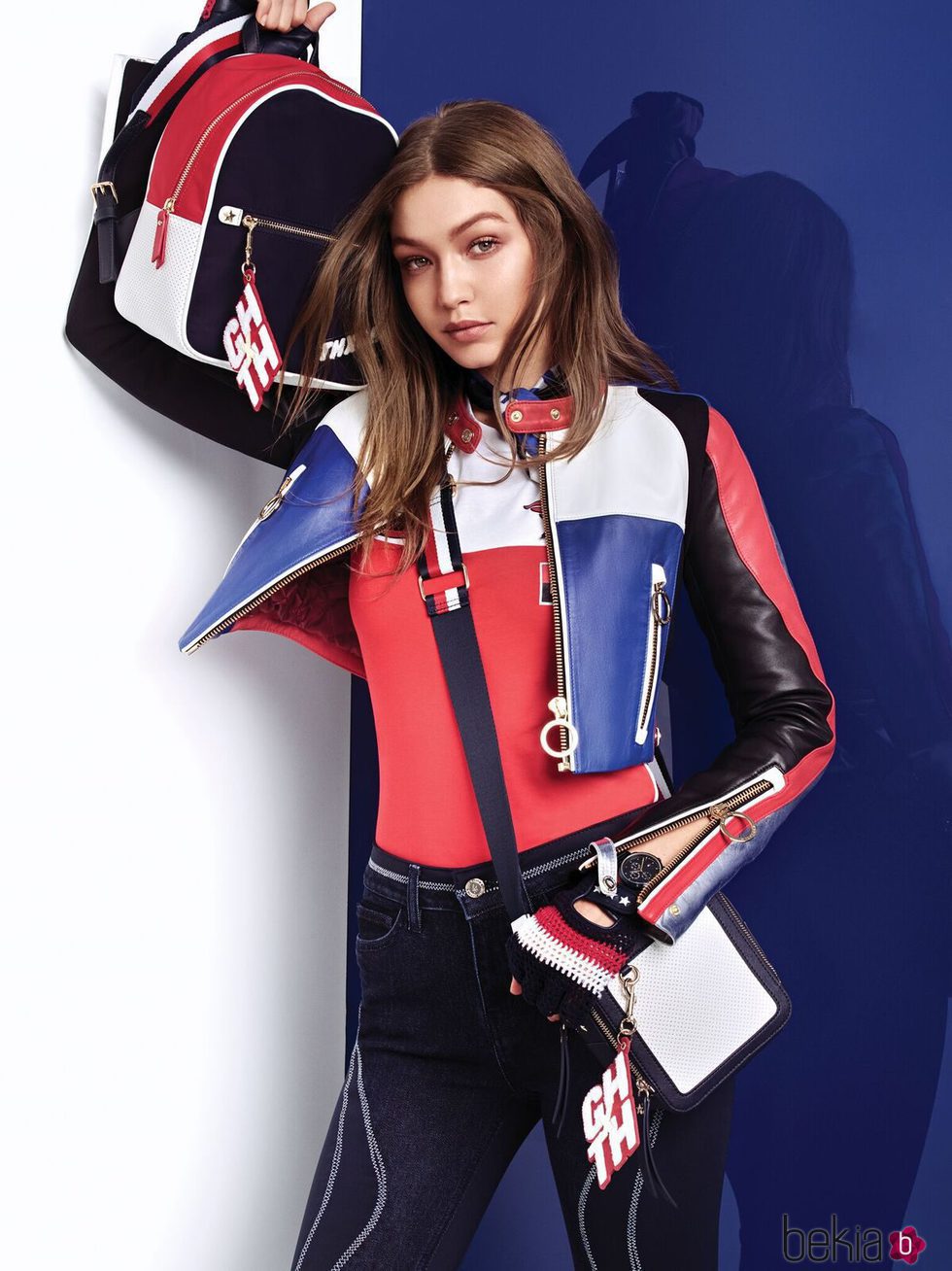 Gigi Hadid posa con una chaqueta de cuero de colores block para la colección de TommyXGigi Primavera 2018