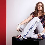 Gigi Hadid posa con unos pantalones de chándal grises para la colección de TommyXGigi Primavera 2018