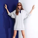 Gigi Hadid posa con un vestido ancho gris  para la colección de TommyXGigi Primavera 2018