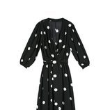 Vestido vaporoso negro con lunares blancos de la colección Beachwear SS18 de Oysho