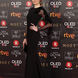 Cristina Castaño con un vestido negro ajustado en la alfombra roja de los Premios Goya 2018