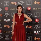 Hiba Abouk con un vestido de corte griego en la alfombra roja de los Premios Goya 2018