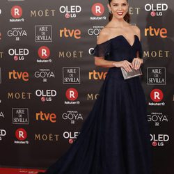 Juana Acosta con un look azul noche en la alfombra roja de los Premios Goya 2018