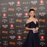 Juana Acosta con un look azul noche en la alfombra roja de los Premios Goya 2018
