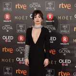 Anna Castillo con un vestido negro y brillante en la alfombra roja de los Premios Goya 2018
