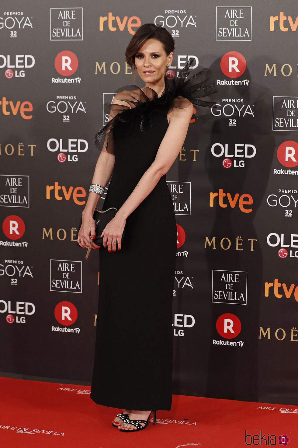 Elena Ballesteros con un vestido negro en la alfombra roja de los Premios Goya 2018