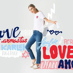 Camiseta blanca y jeans marinos con corazones de la colección TommyXLove para San Valentín de Tommy Hilfiger