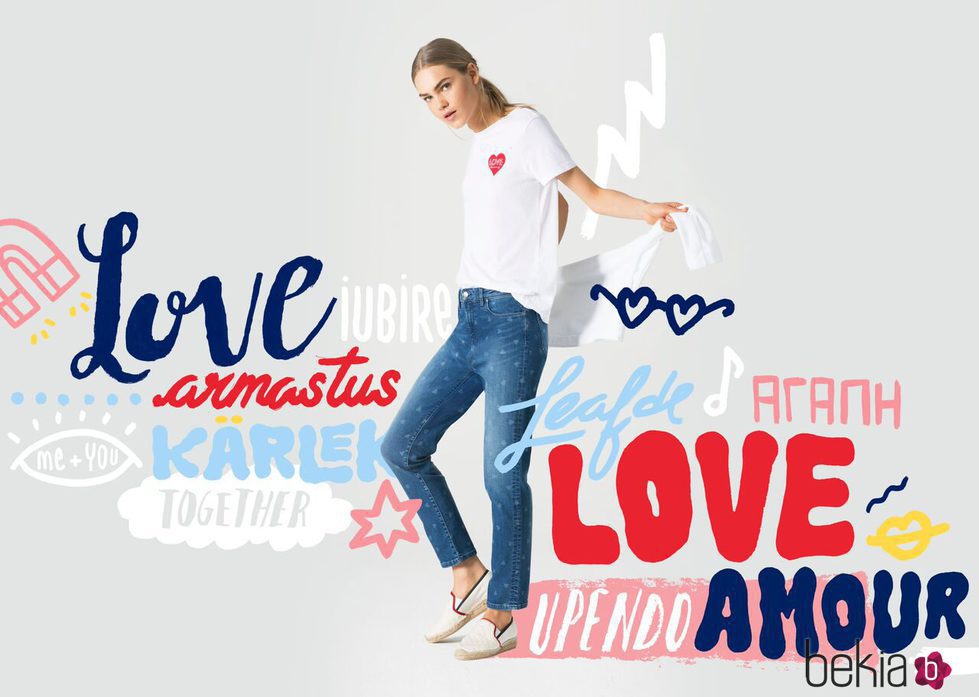 Camiseta blanca y jeans marinos con corazones de la colección TommyXLove para San Valentín de Tommy Hilfiger