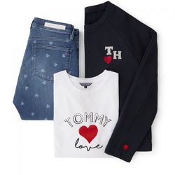 Sudadera negra, camiseta blanca y jeans con corazones estampados de la colección TommyXLove para San Valentín de Tommy Hilfiger