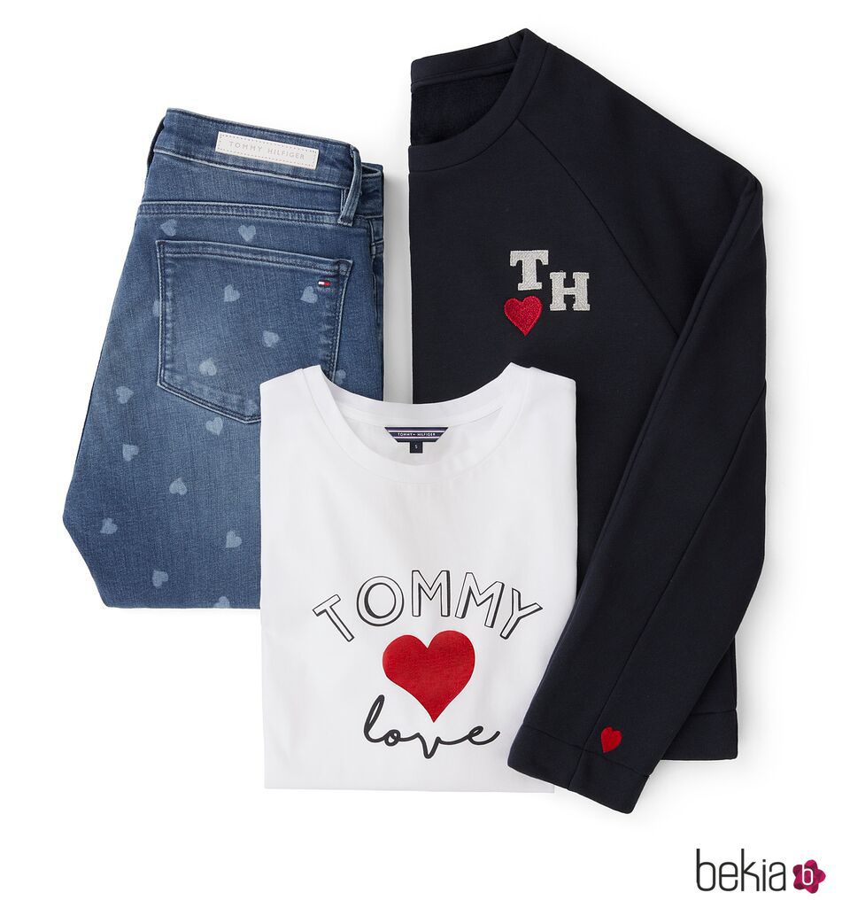 Sudadera negra, camiseta blanca y jeans con corazones estampados de la colección TommyXLove para San Valentín de Tommy Hilfiger