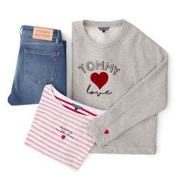 Sudadera gris, camiseta a rayas y jeans de la colección TommyXLove para San Valentín de Tommy Hilfiger