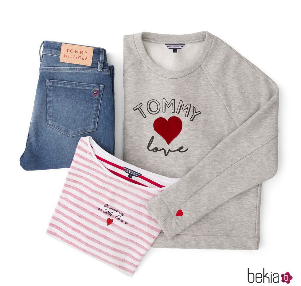 Sudadera gris, camiseta a rayas y jeans de la colección TommyXLove para San Valentín de Tommy Hilfiger