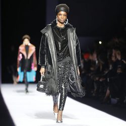 Chaqueta oversize de pelo negro de la colección de Tom Ford otoño 2018 en Nueva York Fashion Week