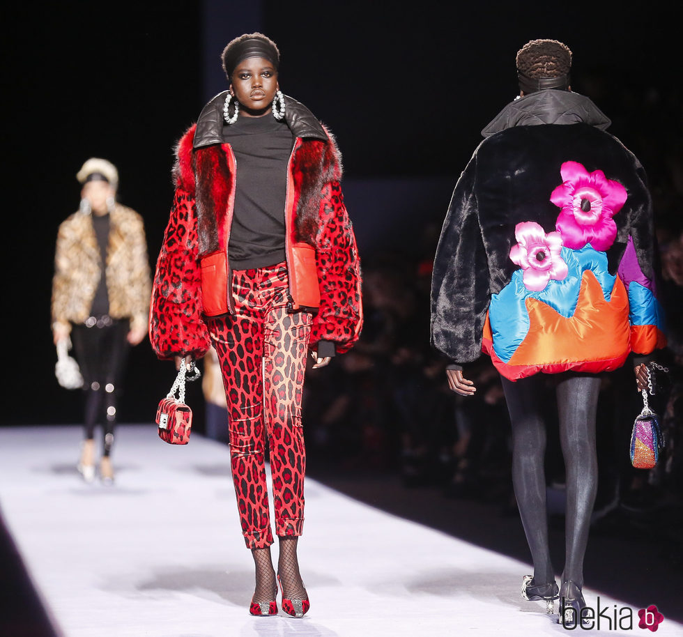 Chaqueta pantalón con animal print rojo de la colección de Tom Ford otoño 2018 en Nueva York Fashion Week
