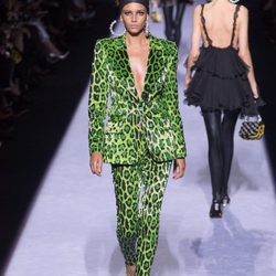 Chaqueta pantalón con animal print verde de la colección de Tom Ford otoño 2018 en Nueva York Fashion Week
