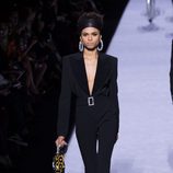 Traje pantalón negro de la colección de Tom Ford otoño 2018 en Nueva York Fashion Week