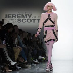 Sudadera y falda rosas con arneses incrustados de Jeremy Scott otoño 2018 en la Nueva York Fashion Week