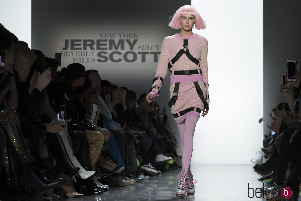 Sudadera y falda rosas con arneses incrustados de Jeremy Scott otoño 2018 en la Nueva York Fashion Week