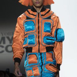 Chaqueta pantalón impermeable naranja y azul Jeremy Scott otoño 2018 en la Nueva York Fashion Week