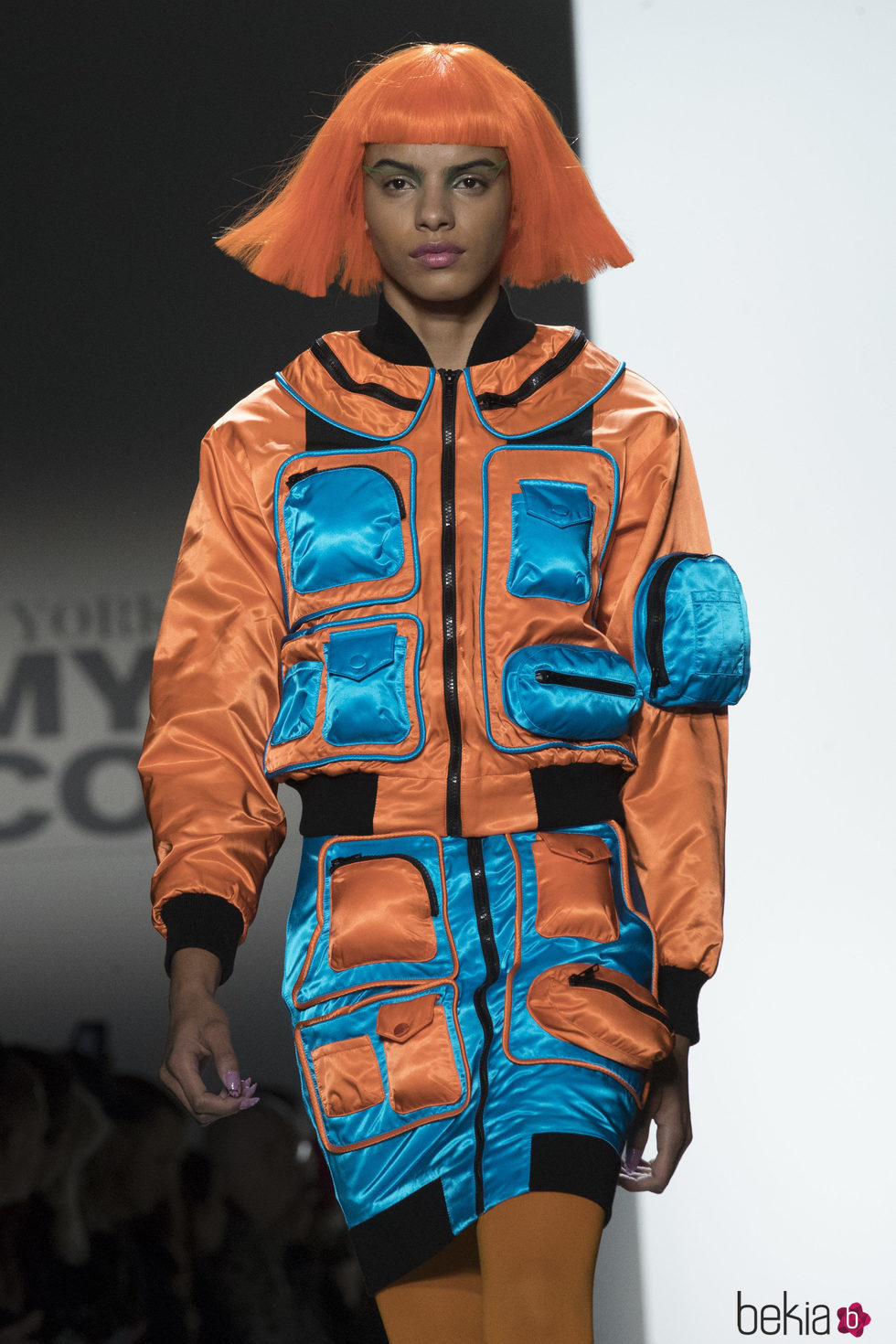 Chaqueta pantalón impermeable naranja y azul Jeremy Scott otoño 2018 en la Nueva York Fashion Week