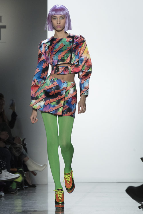 Top y falda rectos con estampados de colores Jeremy Scott otoño 2018 en la Nueva York Fashion Week