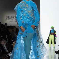 Vestido de transparencias azul de Jeremy Scott otoño 2018 en la Nueva York Fashion Week