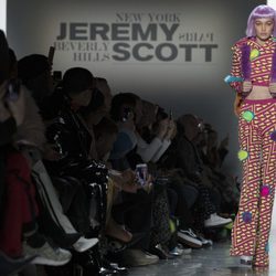 Gigi Hadid con una sudadera- pantalón de estampados y plumas de Jeremy Scott otoño 2018 en la Nueva York Fashion Week