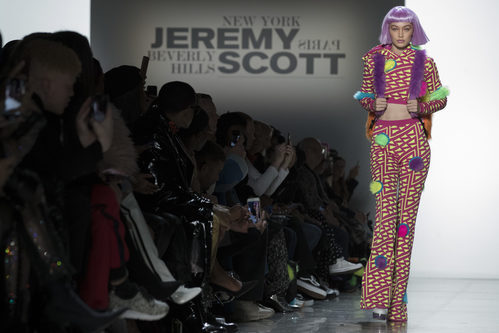 Gigi Hadid con una sudadera- pantalón de estampados y plumas de Jeremy Scott otoño 2018 en la Nueva York Fashion Week