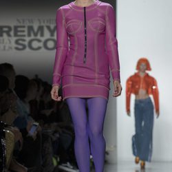 Traje rosa con costuras verdes de Jeremy Scott otoño 2018 en la Nueva York Fashion Week