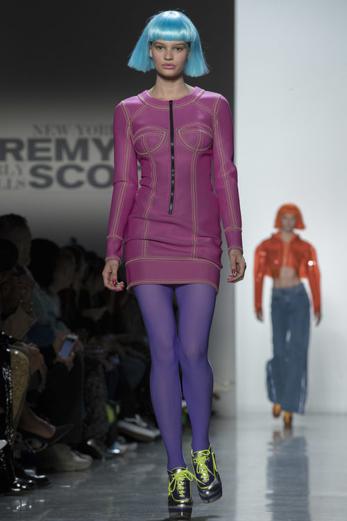 Traje rosa con costuras verdes de Jeremy Scott otoño 2018 en la Nueva York Fashion Week