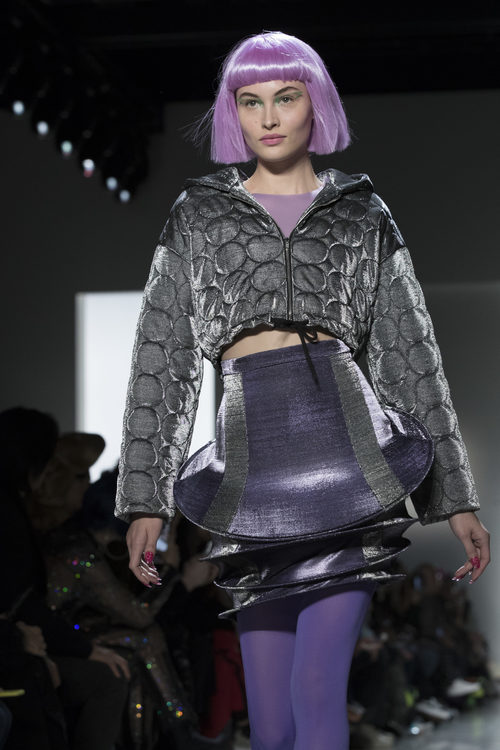 Falda con volantes de color gris y violeta Jeremy Scott otoño 2018 en la Nueva York Fashion Week