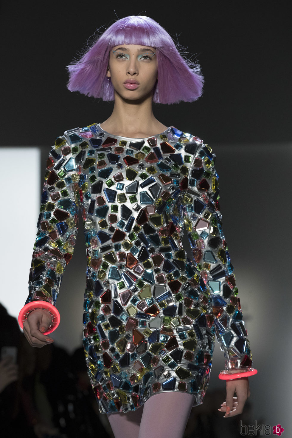 Vestido plateado con piedras incrustadas  de Jeremy Scott otoño 2018 en la Nueva York Fashion Week