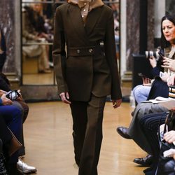 Chaqueta verde militar de la colección otoño/invierno 2018 de Victoria Beckham en la Nueva York Fashion Week