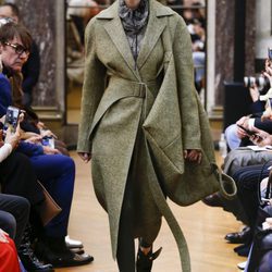 Gabardina verde de la colección otoño/invierno 2018 de Victoria Beckham en la Nueva York Fashion Week