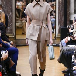 Traje beige de la colección otoño/invierno 2018 de Victoria Beckham en la Nueva York Fashion Week