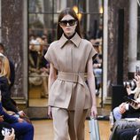 Traje beige de la colección otoño/invierno 2018 de Victoria Beckham en la Nueva York Fashion Week