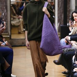 Falda marrón de la colección otoño/invierno 2018 de Victoria Beckham en la Nueva York Fashion Week