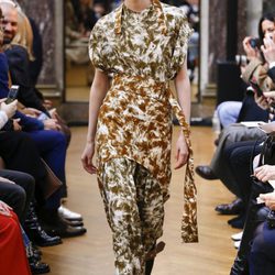 Traje con estampado marrón de la colección otoño/invierno 2018 de Victoria Beckham en la Nueva York Fashion Week