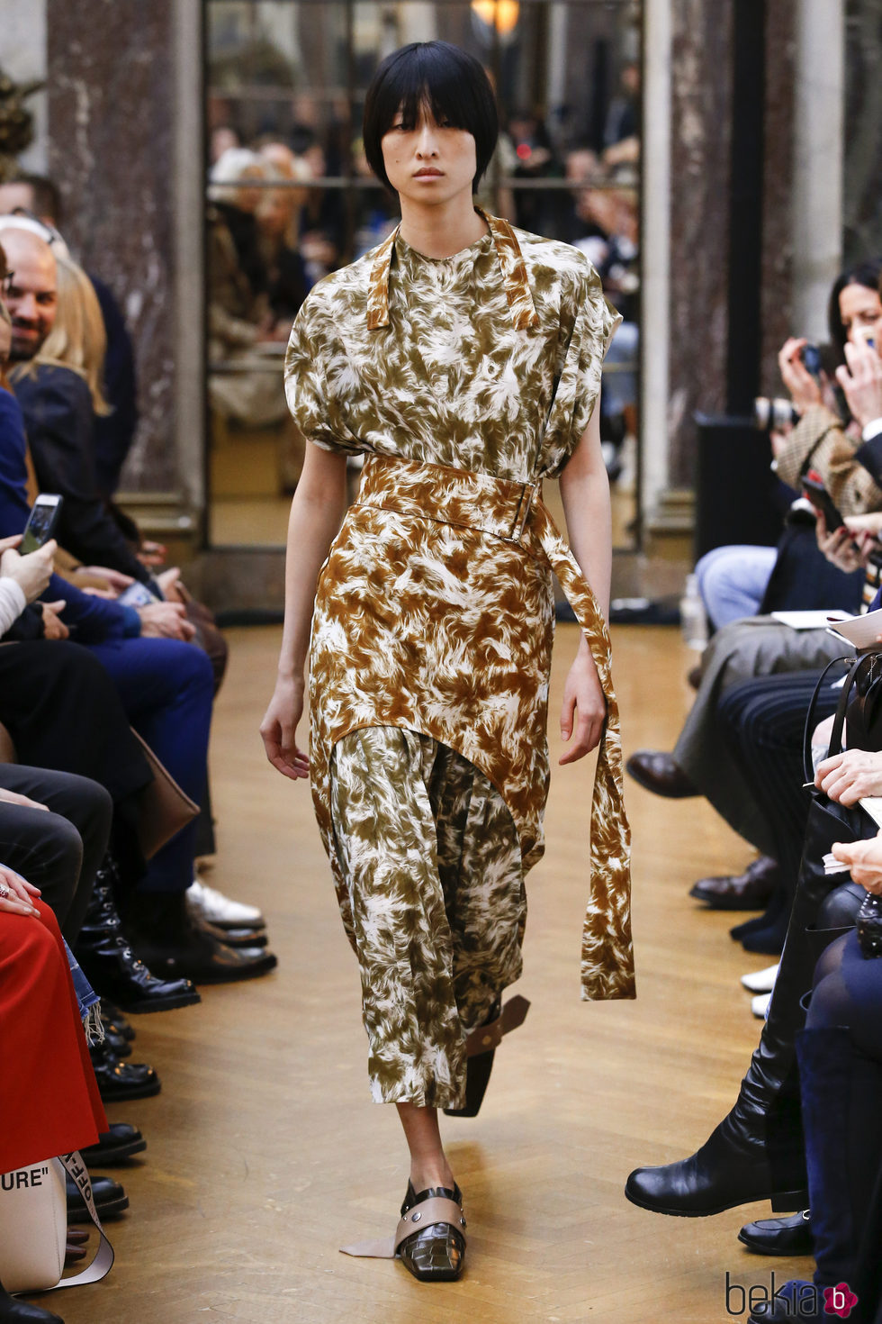 Traje con estampado marrón de la colección otoño/invierno 2018 de Victoria Beckham en la Nueva York Fashion Week