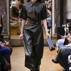 Vestido negro de la colección otoño/invierno 2018 de Victoria Beckham en la Nueva York Fashion Week