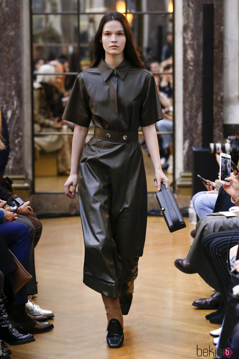 Vestido negro de la colección otoño/invierno 2018 de Victoria Beckham en la Nueva York Fashion Week