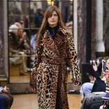 Gabardina de animal print de la colección otoño/invierno 2018 de Victoria Beckham en la Nueva York Fashion Week