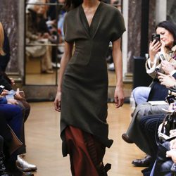 Vestido verde militar de la colección otoño/invierno 2018 de Victoria Beckham en la Nueva York Fashion Week