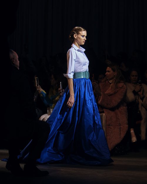 Falda azul marina larga de la colección de Carolina Herrera otoño 2018 en la Nueva York Fashion Week